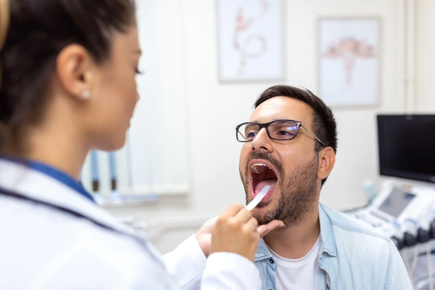 Was hilft gegen wunde Zunge? Warum tritt Zungenentzündung auf?